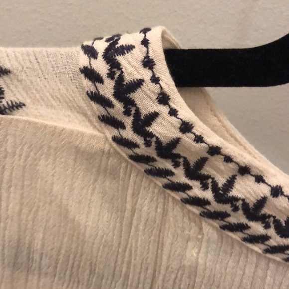 She + Sky Cold Shoulder Top Embroidered Size Medium Boho - Picture 6 of 10